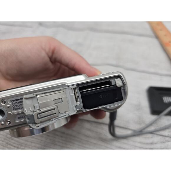 Panasonic LUMIX DMC-TZ4 8.1MP Digital Camera Silver With Battery And Charger - Picture 11 of 11